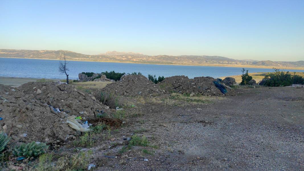 Burdur Gölü kenarına hafriyat ve atık döküldü 1